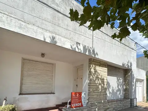 Casa amplia en excelente ubicación, calle 8/25 y 26  Veinticinco de Mayo.