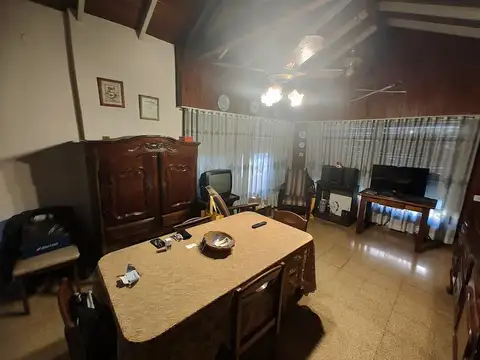 MUY LINDA CASA DE 3 AMB CON JARDIN MAS OFICINA DE 2 AMB EN PLANTA ALTA