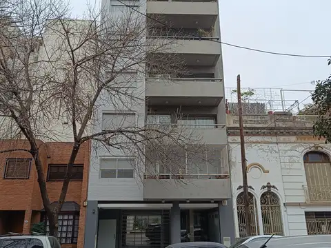 2 ambientes a la calle con balcon
