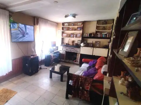 Casa 6 ambientes con 2 baños