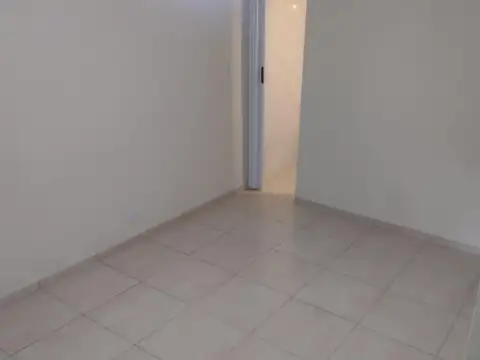 Alberti 900, Piso pb