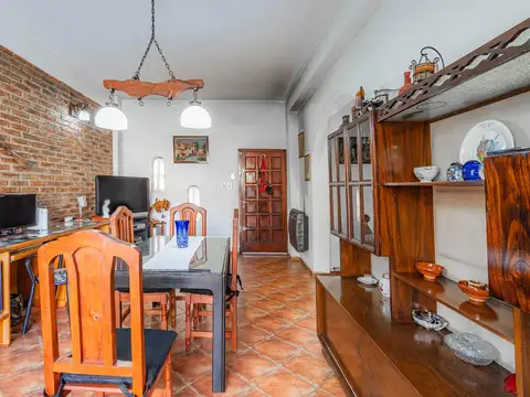 Casa 6 ambientes con 2 baños