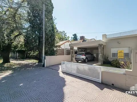 Venta - Casa 2 dormitorios con cochera doble y jardín - Fisherton, Rosario.
