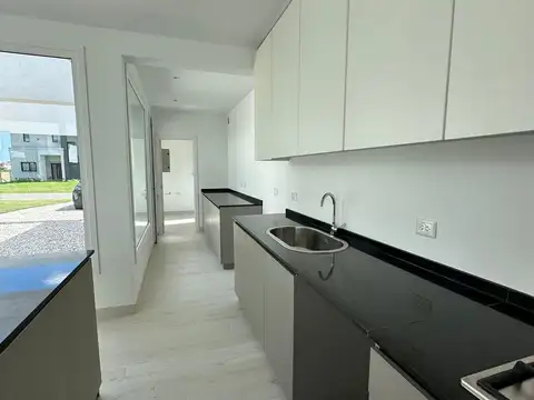 Casa 4 ambientes con 4 baños