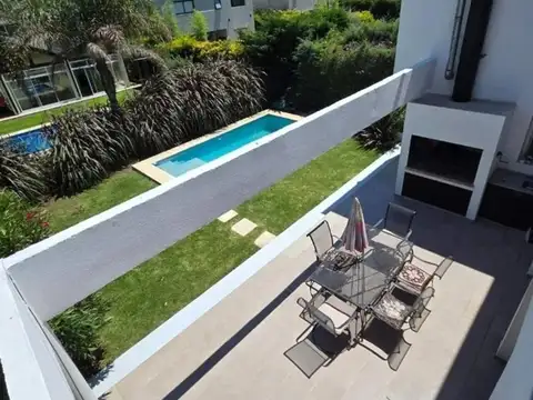 Casa en Alquiler con 1 cochera