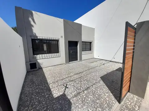 Venta Casa dos dormitorios. Altura Ov. Lagos 5600.
