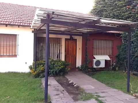 CHALET DE 3 AMBIENTES UBICACION INTERNA EN COMPLEJO RESIDENCIAL DE 5 UNIDADES  