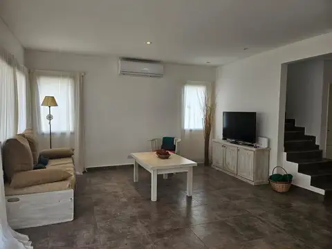 Casa en venta y alquiler 5 ambientes, en barrio Acacias