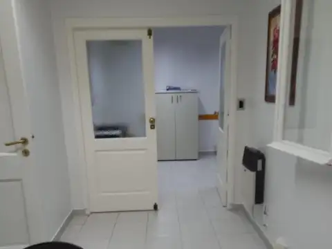 Oficina en Tribunales. Varios despachos. Sala de reuniones.
