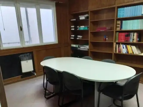 Oficina en Tribunales. Varios despachos. Sala de reuniones.