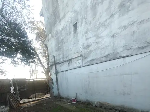 Casa con amplio salón, 3 dormitorios, galpón de 170 m² y parque sobre lote de 803 m²