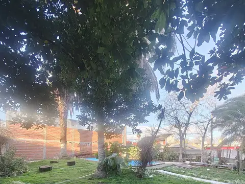 Casa con amplio salón, 3 dormitorios, galpón de 170 m² y parque sobre lote de 803 m²