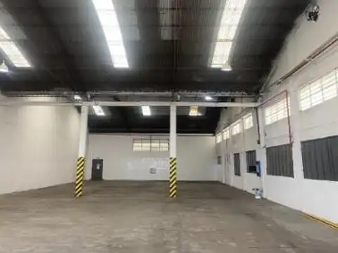 Deposito de 1300 m2 en predio cerrado. En Moreno,  Acceso Oeste.