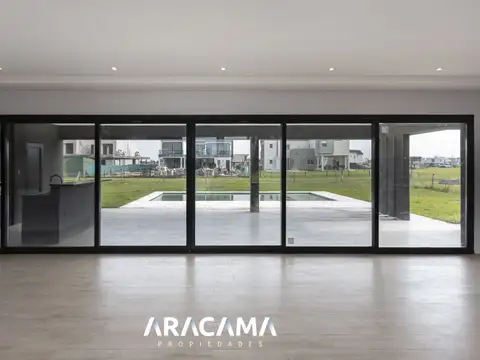 Casa en Alquiler en Terralagos, USD 3.000