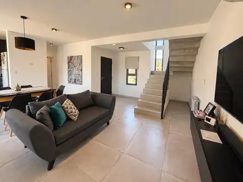 Depto Tipo Casa en Alquiler de 4 ambientes