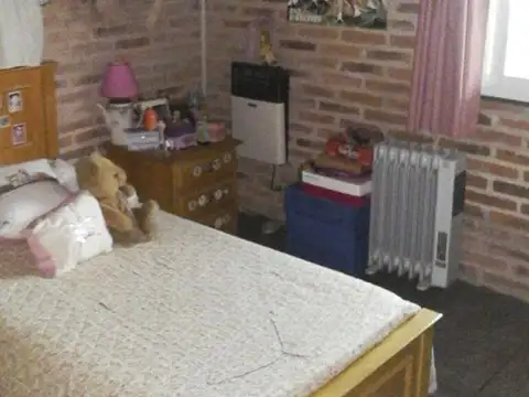EN VENTA CHALET EXTERNO EN UN BARRIO MALIBU EXTERNO, CON 4 DORMITORIOS; PILETA, QUINCHO - FICHA 7100