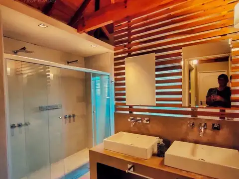 Casa en Alquiler con 2 cocheras