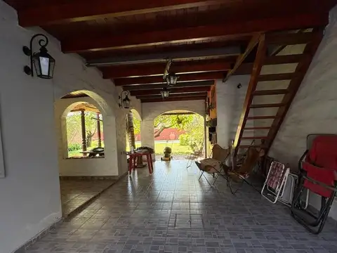 Casa 8 ambientes con 2 baños