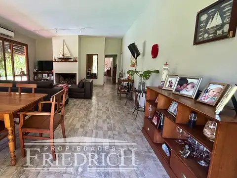 Casa 4 ambientes con 2 baños