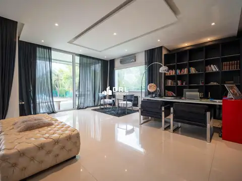 Casa en Venta con 4 cocheras