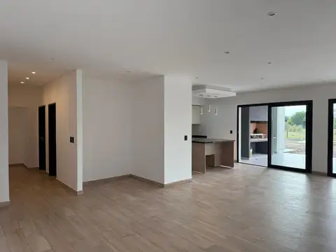 Casa en Venta con 4 cocheras