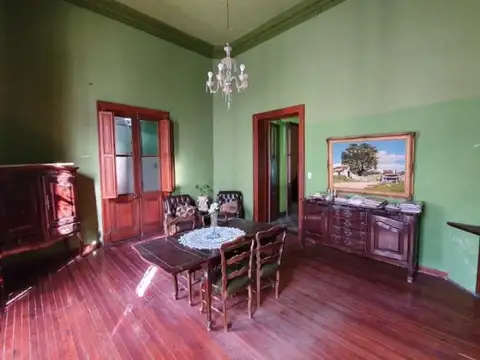 Casa 8 ambientes con 3 baños