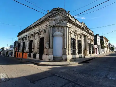 Casa Colonial En Esquina, En Excelente Estado Y Ubicación Inmejorable