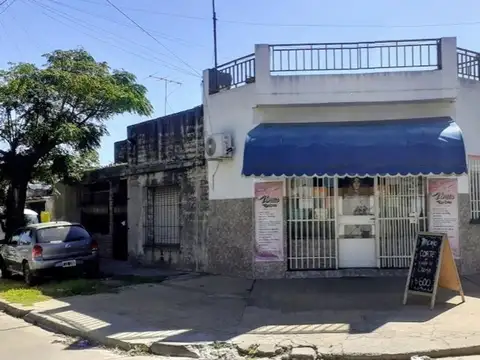 CASA DE 3 AMBIENTES COCHERA + LOCAL + DEPARTAMENTO