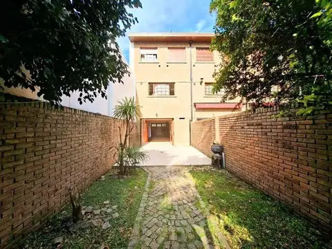 VENTA CASA TRIPLEX 4 AMB C/ COCHERA Y PATIO BERNAL