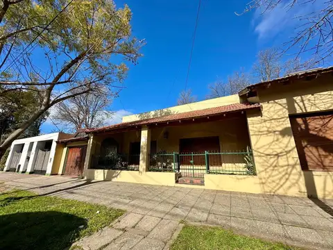 Casa centrica con terreno de 17 x 65 mts