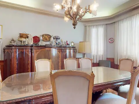 Casa en Alquiler con 2 cocheras