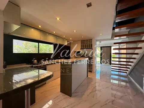 Casa 6 ambientes con 5 baños