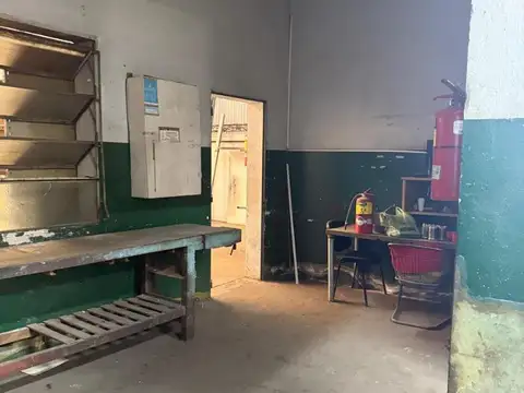 Galpón Zona Industrial + Vivienda en planta alta