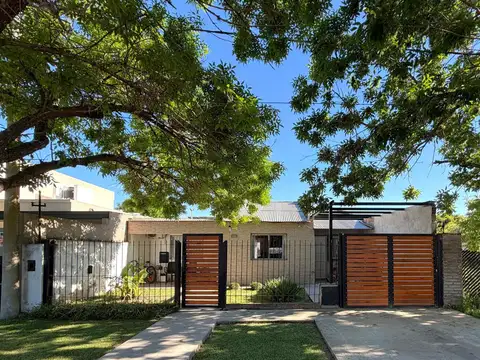 VENTA - Casa de 2 Dormitorios, 2 Baños, Jardín y Parrillero -  Garita 9, Funes