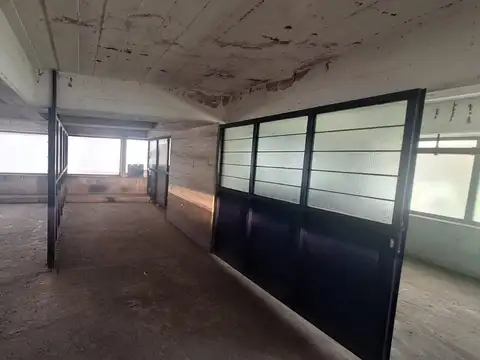 EXCELENTE COCHERA CON CERRAMIENTO ZONA SHOPPING ALDREY