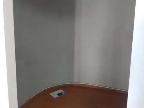 OFIC 72 mts Aproximados mas Balcón PISO ALTO C/ BALCÓN MUY LUMINOSA