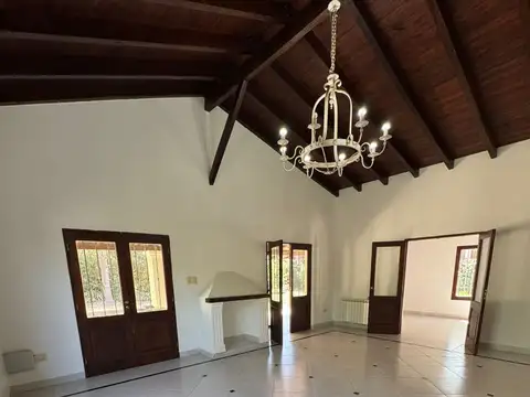Casa en Alquiler con 1 cochera
