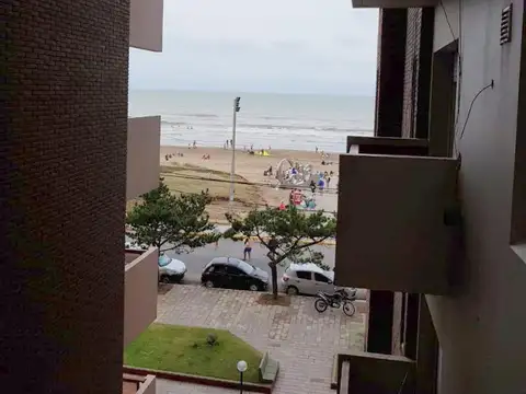 Monoambiente en venta en Mar de Ajo edificio frente al mar.