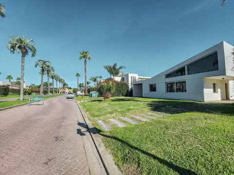 Venta Casa 3 Dorm. c/Pileta y Jardin # Bo.Miraflores - Lote 137