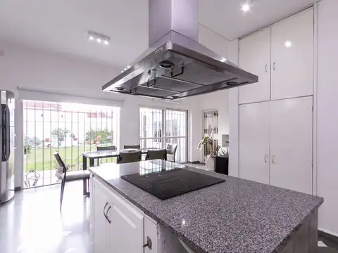 Casa 6 ambientes con 2 baños