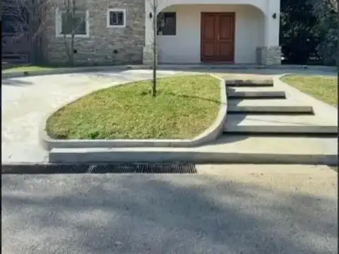 Casa 5 ambientes con 4 baños