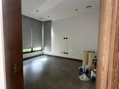 Casa en Alquiler con 4 cocheras