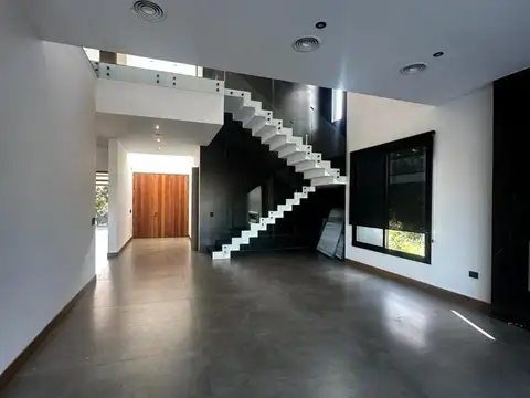 Casa 6 ambientes con 2 baños