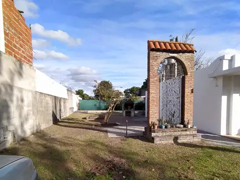 Casa en venta de 2 dormitorios c/ cochera en Villa Gobernador Gálvez