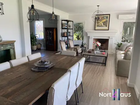 Casa en Venta con 2 cocheras