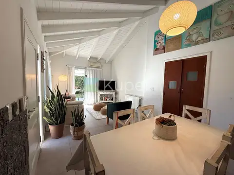 Casa en Alquiler con 2 cocheras