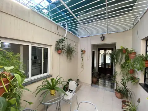 Casa al frente tres dormis c cochera UNICA