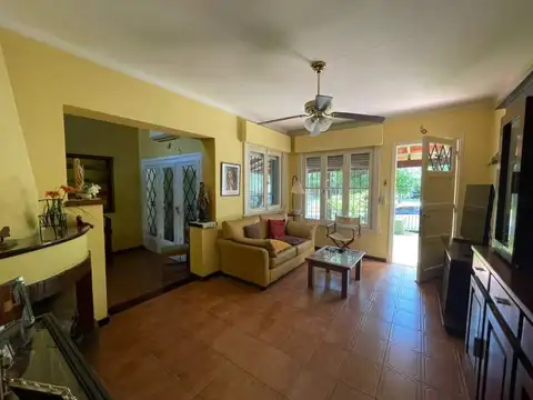 Casa en Venta con 2 cocheras