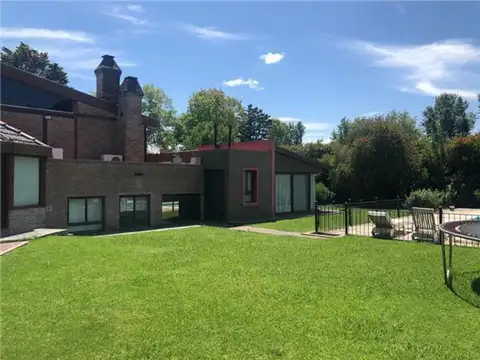 Casa 5 ambientes con 4 baños