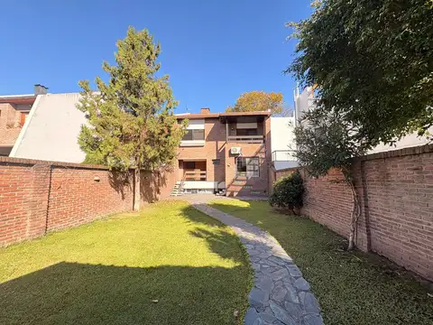 Chalet 317 m2 cub 4 dorm gge varios autos cubiertos Fondo Libre Parrilla Pileta ACEPTO  MENOR VALOR FINANCIO